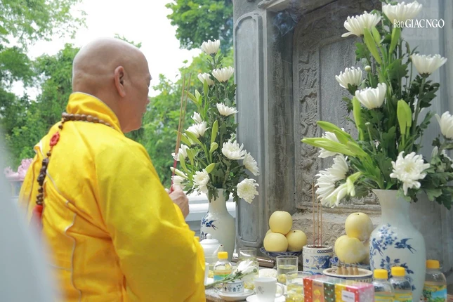 Hòa thượng Thích Giác Đạo, trú trì tổ đình Kim Tiên dâng hương bạch Tổ Hòa thượng Thích Giác Đạo, trú trì tổ đình Kim Tiên dâng hương bạch Tổ