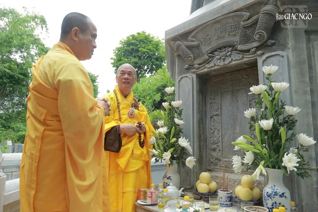 Hòa thượng Thích Giác Đạo và Thượng tọa Thích Tâm Hải bên tháp Tổ sư Hòa thượng Thích Giác Đạo và Thượng tọa Thích Tâm Hải bên tháp Tổ sư