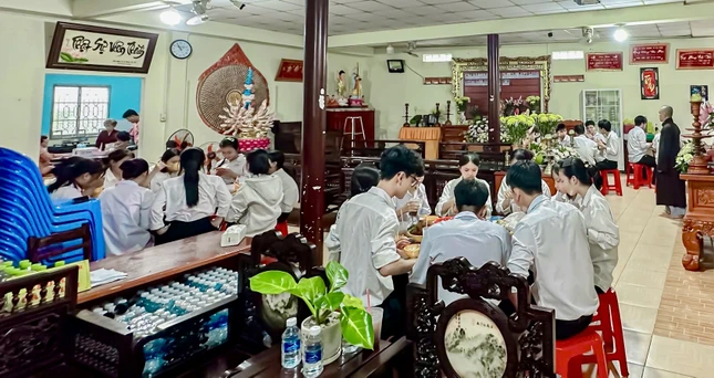 Các bạn học sinh dùng cơm trưa tại chùa Phật Huệ Các bạn học sinh dùng cơm trưa tại chùa Phật Huệ