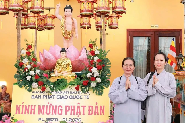 Cô giáo Thi Thơ cùng chị Kim Ngân (phụ huynh học sinh)