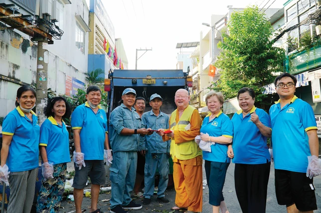 Hòa thượng Thích Duy Trấn tặng quà các công nhân vệ sinh môi trường Hòa thượng Thích Duy Trấn tặng quà các công nhân vệ sinh môi trường