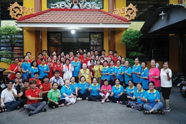 Sinh viên Trường Đại học Y Dược TP.HCM tham gia vệ sinh đường phố và lưu niệm cùng CLB Hành Trình Xanh chùa Liên Hoa Sinh viên Trường Đại học Y Dược TP.HCM tham gia vệ sinh đường phố và lưu niệm cùng CLB Hành Trình Xanh chùa Liên Hoa
