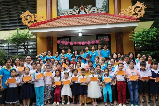 Hoạt động phát học bổng cho con, em thành viên CLB được diễn ra trước thềm năm học mới mỗi năm Hoạt động phát học bổng cho con, em thành viên CLB được diễn ra trước thềm năm học mới mỗi năm