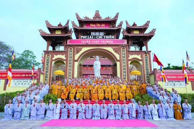 Hội đồng Giới sư cùng chư giới tử tại Đại giới đàn Phi Lai - Chí Thiền Phật lịch 2570 diễn ra tại tổ đình Phi Lai (P.Chi Lăng, An Giang)