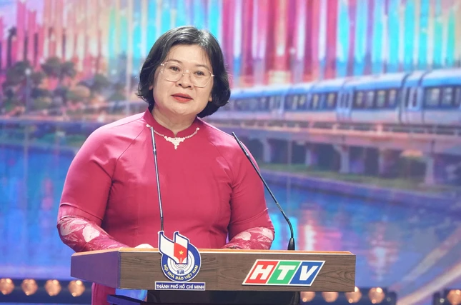 Bà Văn Thị Bạch Tuyết, Phó Bí thư Thành ủy TP.HCM phát biểu tại lễ trao giải Bà Văn Thị Bạch Tuyết, Phó Bí thư Thành ủy TP.HCM phát biểu tại lễ trao giải
