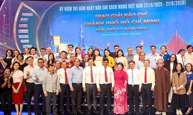Lãnh đạo TP.HCM và lãnh đạo các cơ quan báo chí cùng các phóng viên nhận giải thưởng