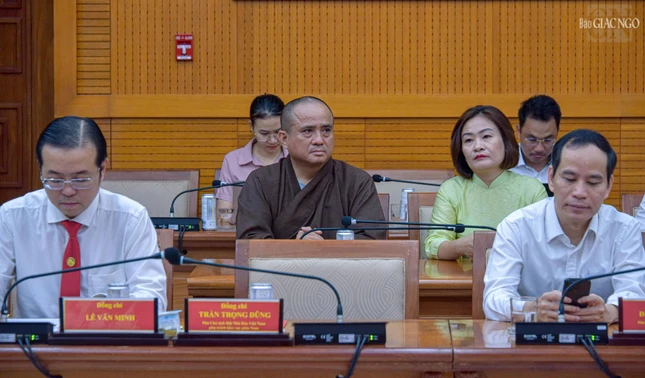 Đại diện các đơn vị, lãnh đạo các cơ quan báo chí trên địa bàn Thành phố tham dự Đại diện các đơn vị, lãnh đạo các cơ quan báo chí trên địa bàn Thành phố tham dự