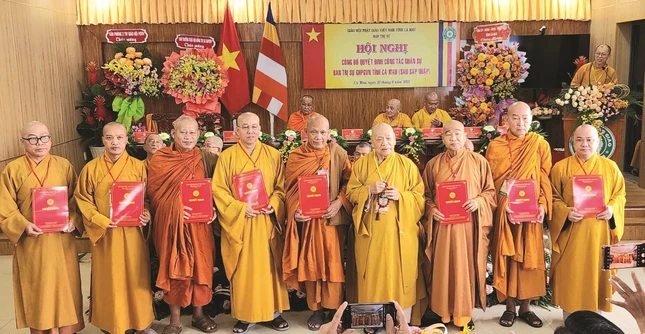 Trưởng lão Hòa thượng Thích Thiện Pháp trao quyết định nhân sự Ban Thường trực Ban Trị sự GHPGVN tỉnh Cà Mau sau sáp nhập