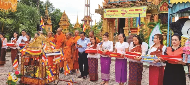 Không khí rực rỡ, lung linh sắc màu đặc trưng của ngôi chùa Khmer trong những ngày diễn ra lễ hội lớn của đồng bào