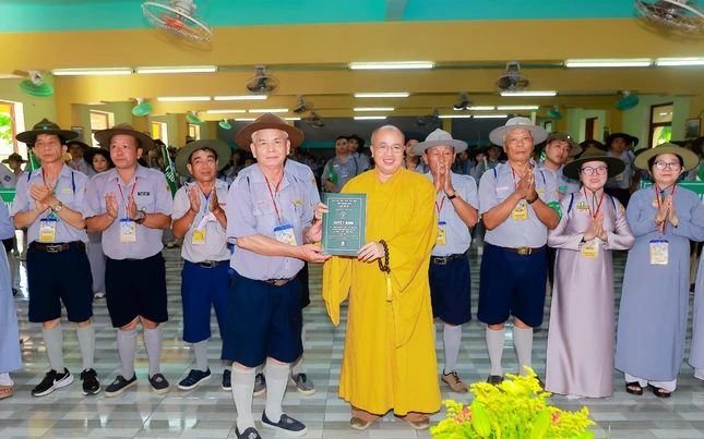 Trao quyết định thành lập Ban Quản trại Trao quyết định thành lập Ban Quản trại