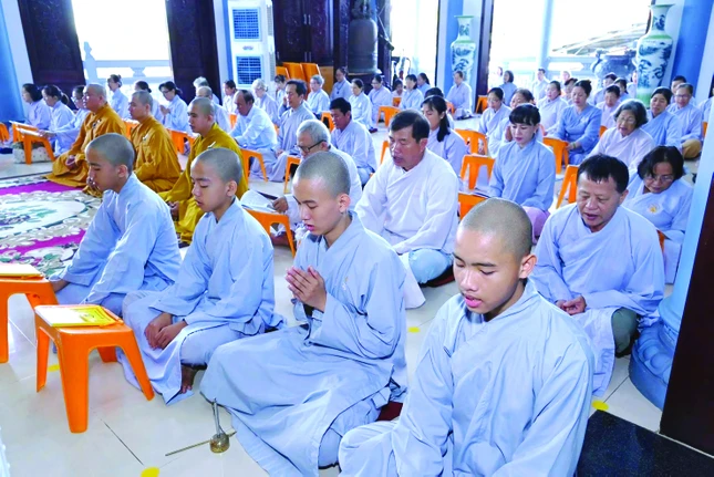 Chú tiểu Trung Toàn trong thời khóa tụng kinh