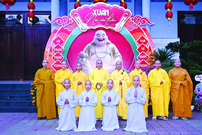 Bên quý thầy ở chùa Liên Trì - Ảnh: CLT