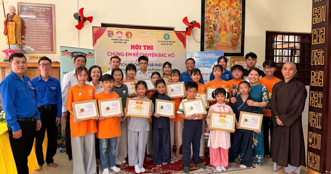 Trao quà đến các em