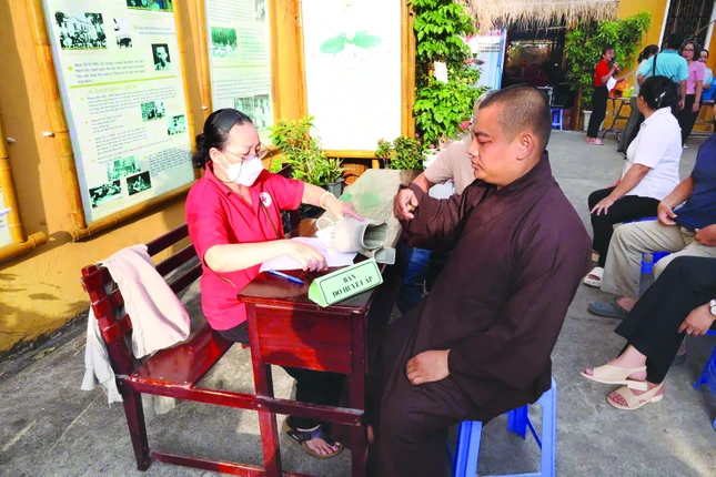 Đại đức Thích Huệ Đức tham gia hiến máu do Ủy ban MTTQVN phường Bình Thạnh tổ chức