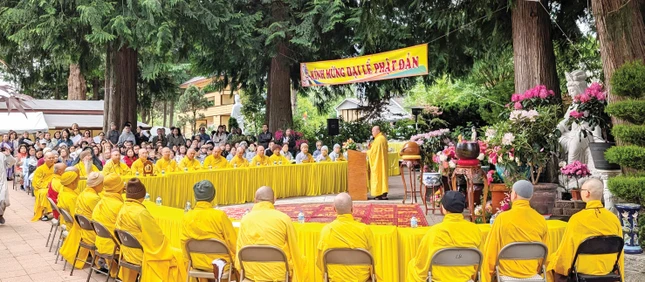 Cộng đồng Phật tử người Việt tại Hoa Kỳ, gồm chư Tăng Ni và cư sĩ, tham dự sự kiện thiêng liêng Đại lễ kính mừng Phật đản Phật lịch 2570