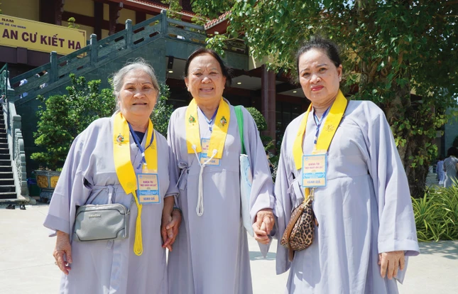 Phật tử Hoa Tâm (giữa) cùng các cô Phật tử chùa Ngọc Ninh (P.Phan Rang, Khánh Hòa)