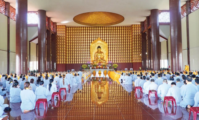 Khóa lễ tụng kinh tại chánh điện