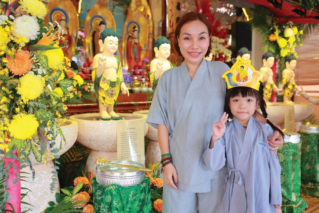 Chị Huyền cùng con gái Võ Nguyễn Huyền Vy trong khóa tu đặc biệt tại Quan Âm tu viện