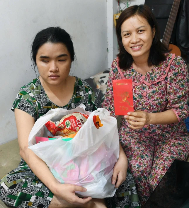 Cô Thúy Hằng và bé Hoa - đứa con gái khiếm thị nhiều thiệt thòi được cô nuôi dưỡng bằng tất cả tình yêu thương và sức mạnh ngầm của người mẹ