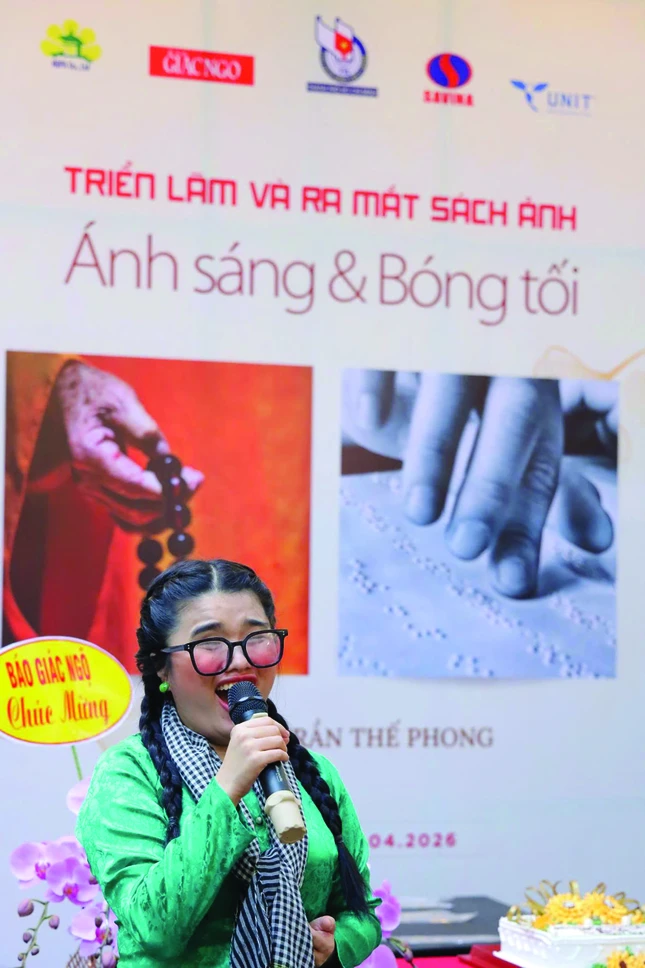 Bé Hoa trong lần biểu diễn văn nghệ, đây là niềm đam mê cũng là việc em phụ mẹ mưu sinh