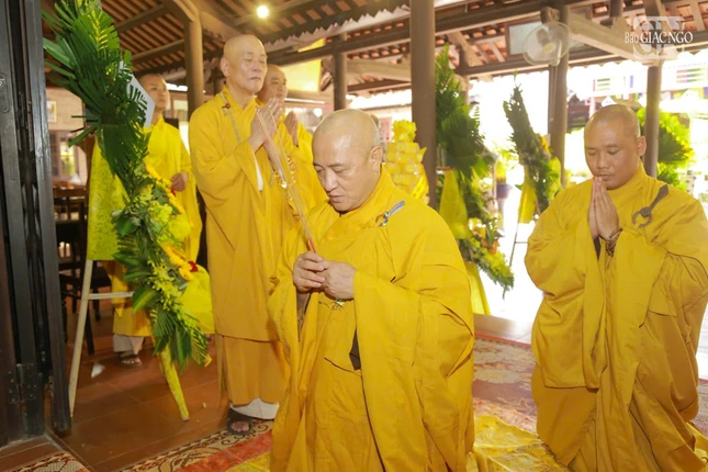 Hòa thượng Thích Huệ Thông đảnh lễ tưởng niệm