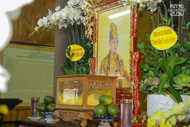 Di ảnh, y bát của cố Hòa thượng Thích Huệ Trí