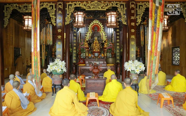 Tăng Ni môn phái tổ đình Kim Tiên đồng tụng kinh Địa Tạng tại chánh điện