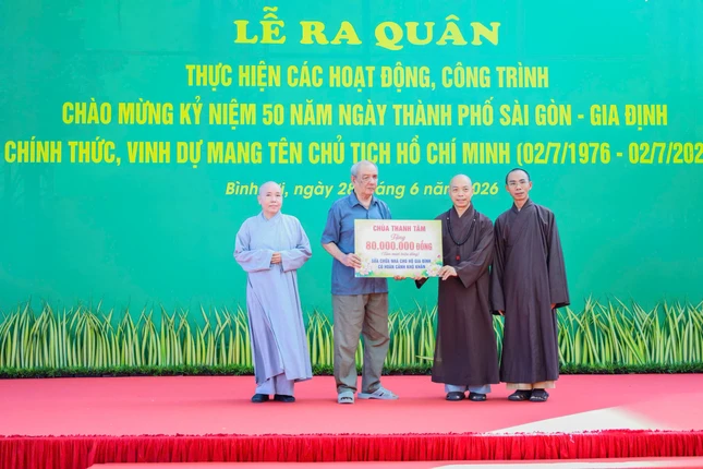 Trao bảng tượng trưng 80 triệu đồng để sửa chữa và tổ chức khánh thành công trình nhà Đại đoàn kết Trao bảng tượng trưng 80 triệu đồng để sửa chữa và tổ chức khánh thành công trình nhà Đại đoàn kết