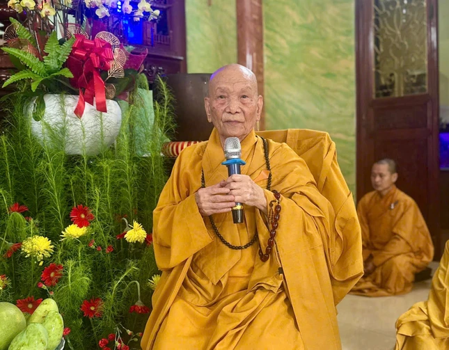 Trưởng lão Hòa thượng Thích Huệ Minh sách tấn chư hành giả an cư