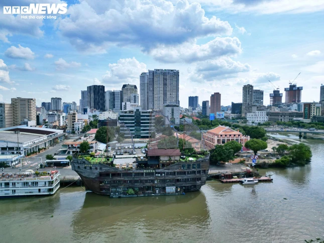 Khu vực ven sông Sài Gòn cũng tiếp tục được đầu tư với nhiều dự án trọng điểm. Cuối tháng 3-2025, TP.HCM khởi công dự án cầu đi bộ qua sông Sài Gòn. Đồng thời, dự án cải tạo, chỉnh trang Bảo tàng Hồ Chí Minh - Chi nhánh TP.HCM tại Bến Nhà Rồng cũng đang được triển khai