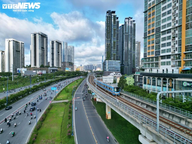 Một dấu mốc quan trọng khác là tuyến Metro số 1 (Bến Thành - Suối Tiên) dài 19,7 km với 14 nhà ga chính thức đưa vào vận hành cuối năm 2024. Đây là tuyến đường sắt đô thị đầu tiên của TP.HCM, mở ra bước phát triển mới cho hệ thống giao thông công cộng, đồng thời tạo động lực thúc đẩy phát triển kinh tế và giảm áp lực ùn tắc giao thông
