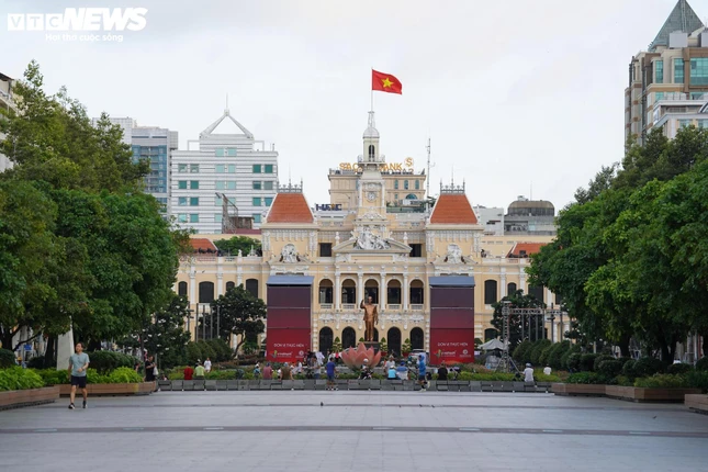 Dù thay đổi mạnh mẽ, nhiều công trình kiến trúc có tuổi đời hơn một thế kỷ vẫn được gìn giữ, tiếp tục là biểu tượng của Thành phố như trụ sở UBND TP.HCM, chợ Bến Thành, Nhà hát Thành phố, Nhà thờ Đức Bà và Bưu điện Thành phố