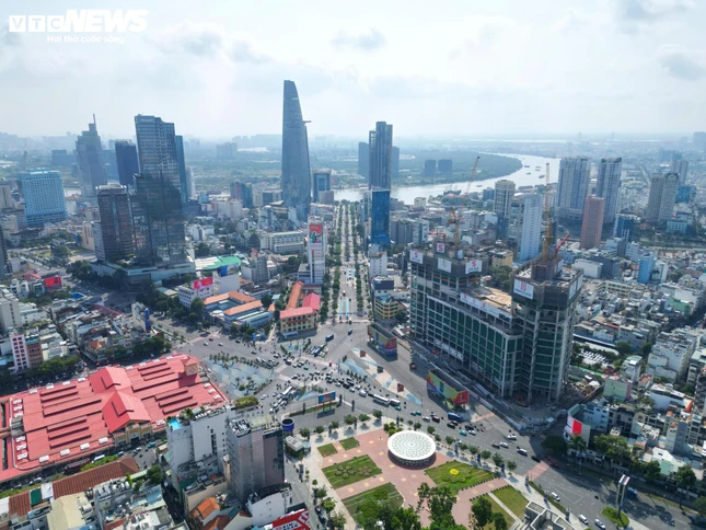 Trong khi đó, khu vực chợ Bến Thành - biểu tượng lâu đời của thành phố - tiếp tục ghi nhận những thay đổi lớn. Sau hơn một thế kỷ kể từ khi được xây dựng, không gian quanh chợ nay gắn với nhà ga trung tâm của tuyến Metro số 1 cùng nhiều công trình hiện đại, tạo nên diện mạo mới nhưng vẫn lưu giữ những giá trị lịch sử vốn có
