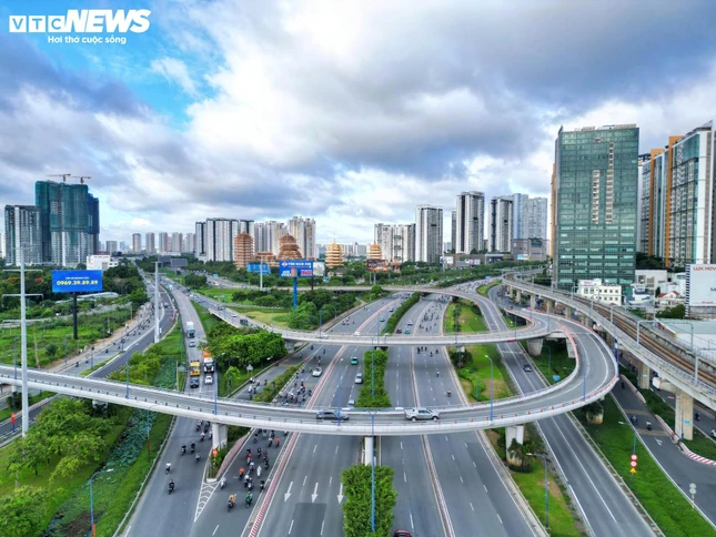 Không chỉ thay đổi về kiến trúc, hệ thống hạ tầng giao thông của Thành phố cũng có bước phát triển vượt bậc. Xa lộ Hà Nội - tuyến đường huyết mạch kết nối trung tâm TP.HCM với khu vực phía Đông - từng chỉ là con đường hai làn xe vào những năm 1970. Sau hơn nửa thế kỷ, tuyến đường đã được mở rộng lên 8-10 làn xe, bổ sung nhiều cầu vượt, hầm chui và các nút giao hiện đại, góp phần nâng cao năng lực kết nối vùng