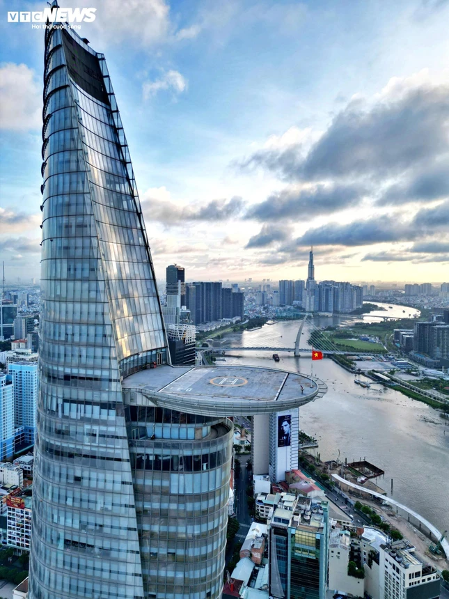 Ghi nhận của PV Báo Điện tử VTC News, dọc bờ sông Sài Gòn, diện mạo khu trung tâm đã có sự thay đổi rõ nét. Từ khu vực hướng ra kênh Bến Nghé - Tàu Hủ, loạt cao ốc hiện đại mọc lên, nổi bật là tòa nhà Bitexco - công trình từng giữ kỷ lục cao nhất Việt Nam khi khánh thành năm 2010 và trở thành biểu tượng cho giai đoạn phát triển mới của TP.HCM