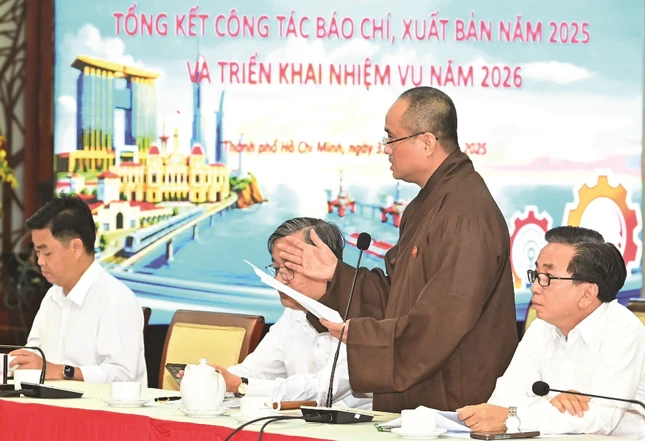 Thượng tọa Thích Tâm Hải, Tổng Biên tập Báo Giác Ngộ tham luận, trình bày về các hoạt động, chương trình sau mặt báo của Báo Giác Ngộ tại Hội nghị Tổng kết công tác báo chí và xuất bản năm 2025, triển khai nhiệm vụ năm 2026 - Ảnh: Việt Dũng