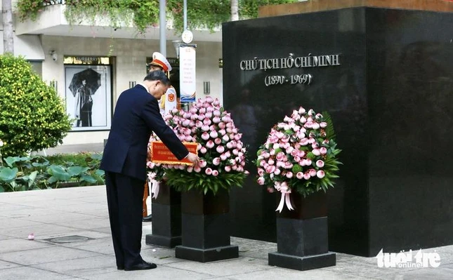 Tổng Bí thư, Chủ tịch nước Tô Lâm dâng hương, dâng hoa tưởng niệm Chủ tịch Hồ Chí Minh - Ảnh: Châu Tuấn