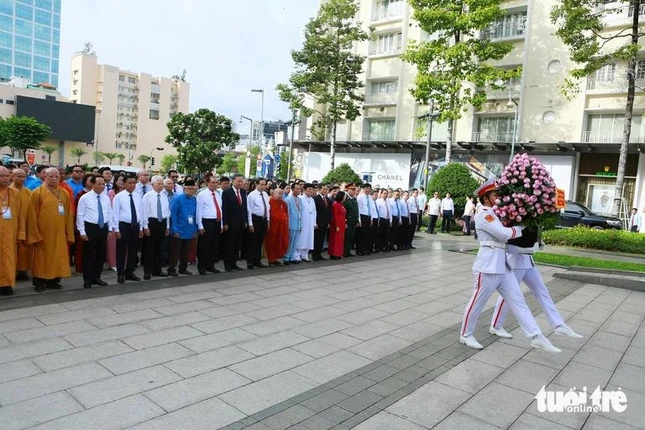 Tổng Bí thư, Chủ tịch nước Tô Lâm cùng lãnh đạo, nguyên lãnh đạo Đảng, Nhà nước, TP.HCM dâng hương, dâng hoa tưởng niệm Chủ tịch Hồ Chí Minh - Ảnh: Châu Tuấn