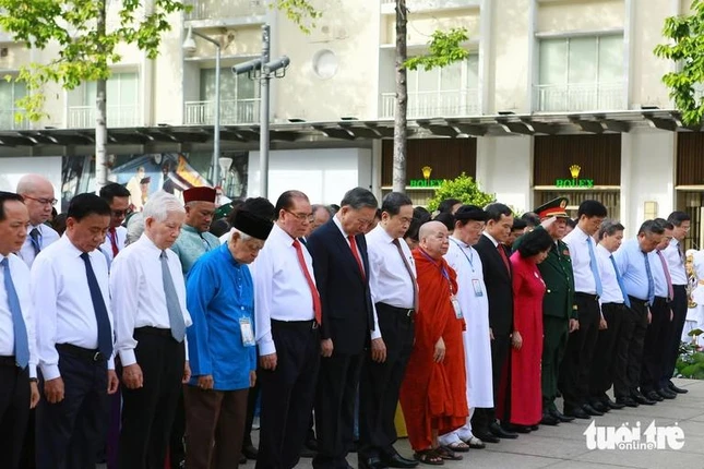 Tổng Bí thư, Chủ tịch nước Tô Lâm cùng lãnh đạo, nguyên lãnh đạo Đảng, Nhà nước, TP.HCM mặc niệm tưởng niệm Chủ tịch Hồ Chí Minh - Ảnh: Châu Tuấn