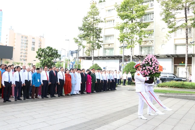 Tổng Bí thư, Chủ tịch nước Tô Lâm cùng lãnh đạo, nguyên lãnh đạo Đảng, Nhà nước, TP.HCM dâng hương, dâng hoa tưởng niệm Chủ tịch Hồ Chí Minh