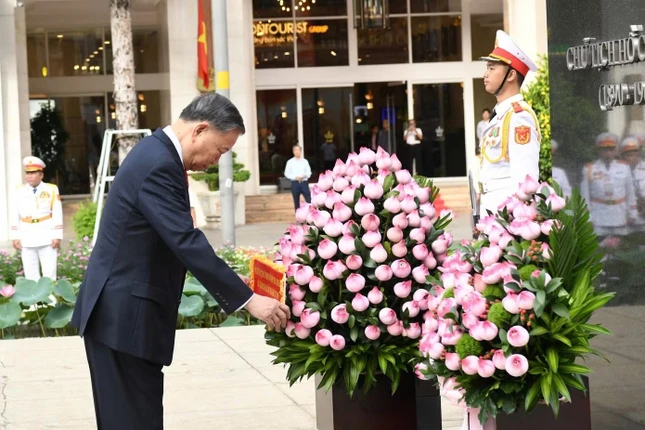 Tổng Bí thư, Chủ tịch nước Tô Lâm dâng hương, dâng hoa tưởng niệm Chủ tịch Hồ Chí Minh