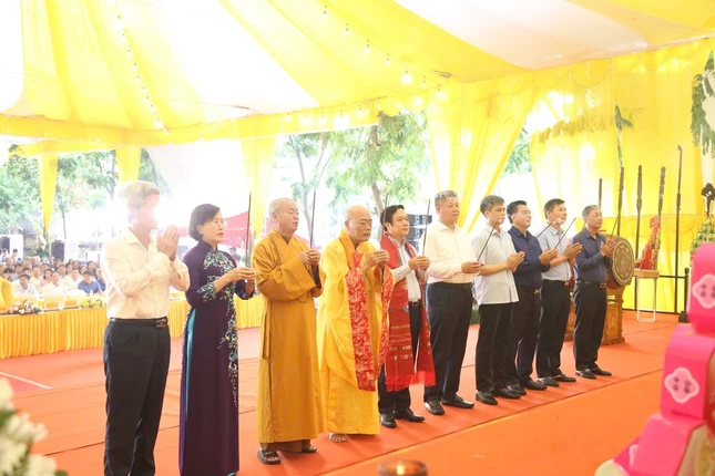 Chư tôn đức, đại biểu dâng hương trước đàn tràng cầu siêu, tưởng niệm anh linh các anh hùng liệt sĩ