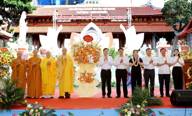 Lãnh đạo tỉnh Thái Nguyên tặng hoa chúc mừng Đại lễ Phật đản Phật lịch 2570 - Ảnh: Thánh Trí Lãnh đạo tỉnh Thái Nguyên tặng hoa chúc mừng Đại lễ Phật đản Phật lịch 2570 - Ảnh: Thánh Trí