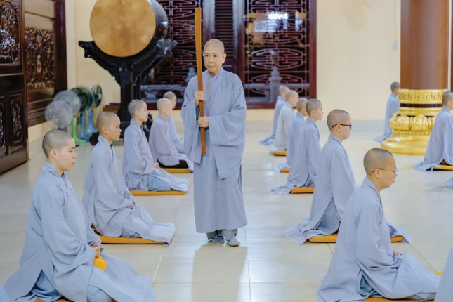 Ni trưởng trụ trì trực tiếp giám thiền, đồng hành cùng công phu của đại chúng