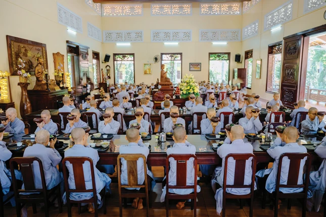 Chư Ni thực hiện nghi thức quá đường theo truyền thống thiền môn