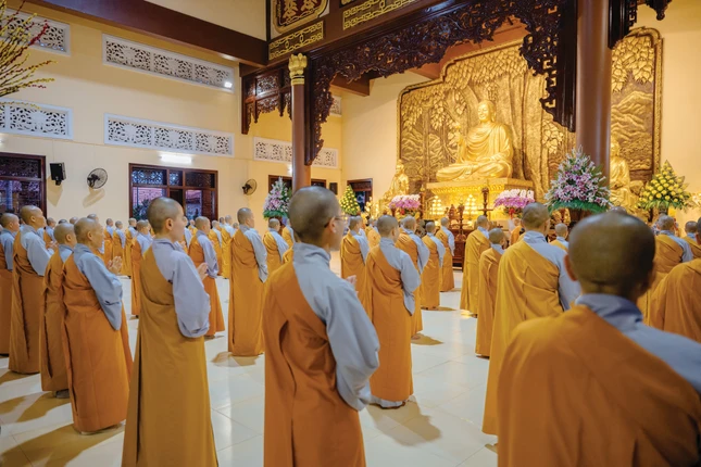 Chí thành đảnh lễ trong thời khóa Sám hối sáu căn
