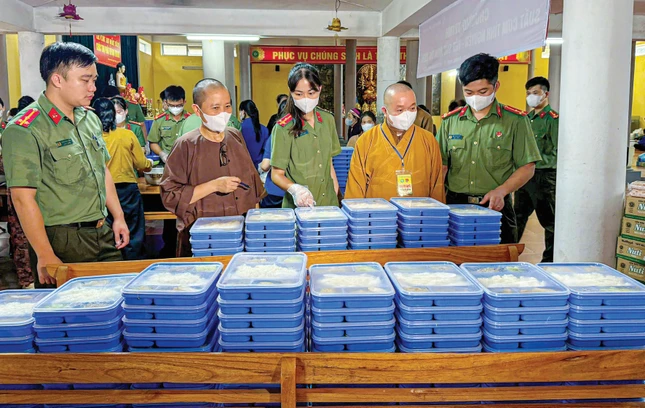 Chương trình "Tiếp sức mùa thi" là mô hình "thương hiệu" của Phật giáo tỉnh Tuyên Quang trong công tác an sinh xã hội Chương trình "Tiếp sức mùa thi" là mô hình "thương hiệu" của Phật giáo tỉnh Tuyên Quang trong công tác an sinh xã hội