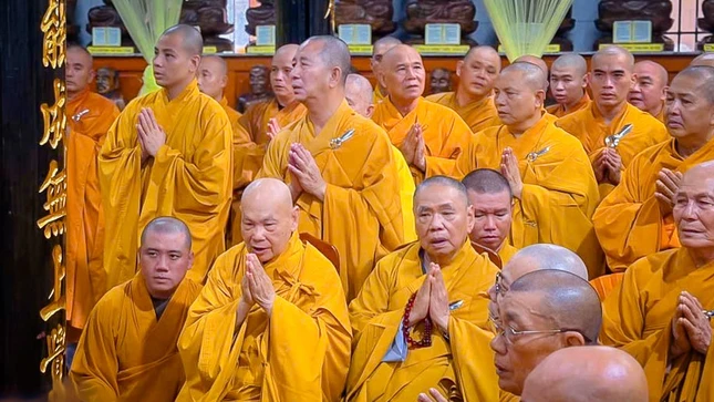 Chư tôn Trưởng lão Hòa thượng chứng minh lễ nhập kim quan cố Trưởng lão Hoà thượng tân viên tịch
