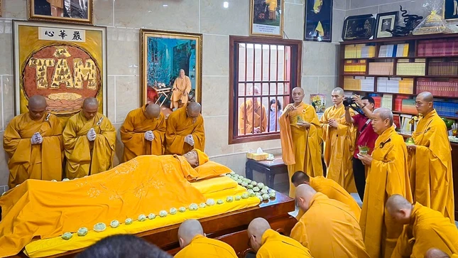 Hòa thượng sám chủ cử hành nghi thức sái tịnh