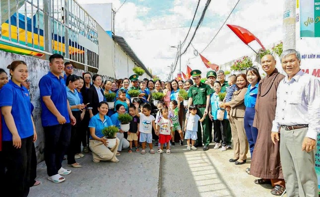 Công trình cải tạo, chỉnh trang con hẻm 96 khang trang không chỉ mang lại nét mỹ quan cho đường phố, mà còn thể hiện tinh thần đoàn kết, ý thức tự quản và niềm tự hào của hơn 500 hộ dân nơi đây